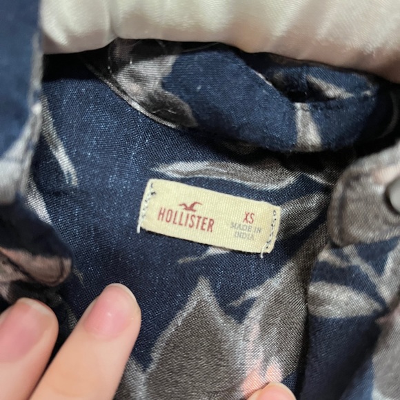 Hollister Tropical Leaves Floral Print Cropped Button Down Blouse - Picture 3 of 4